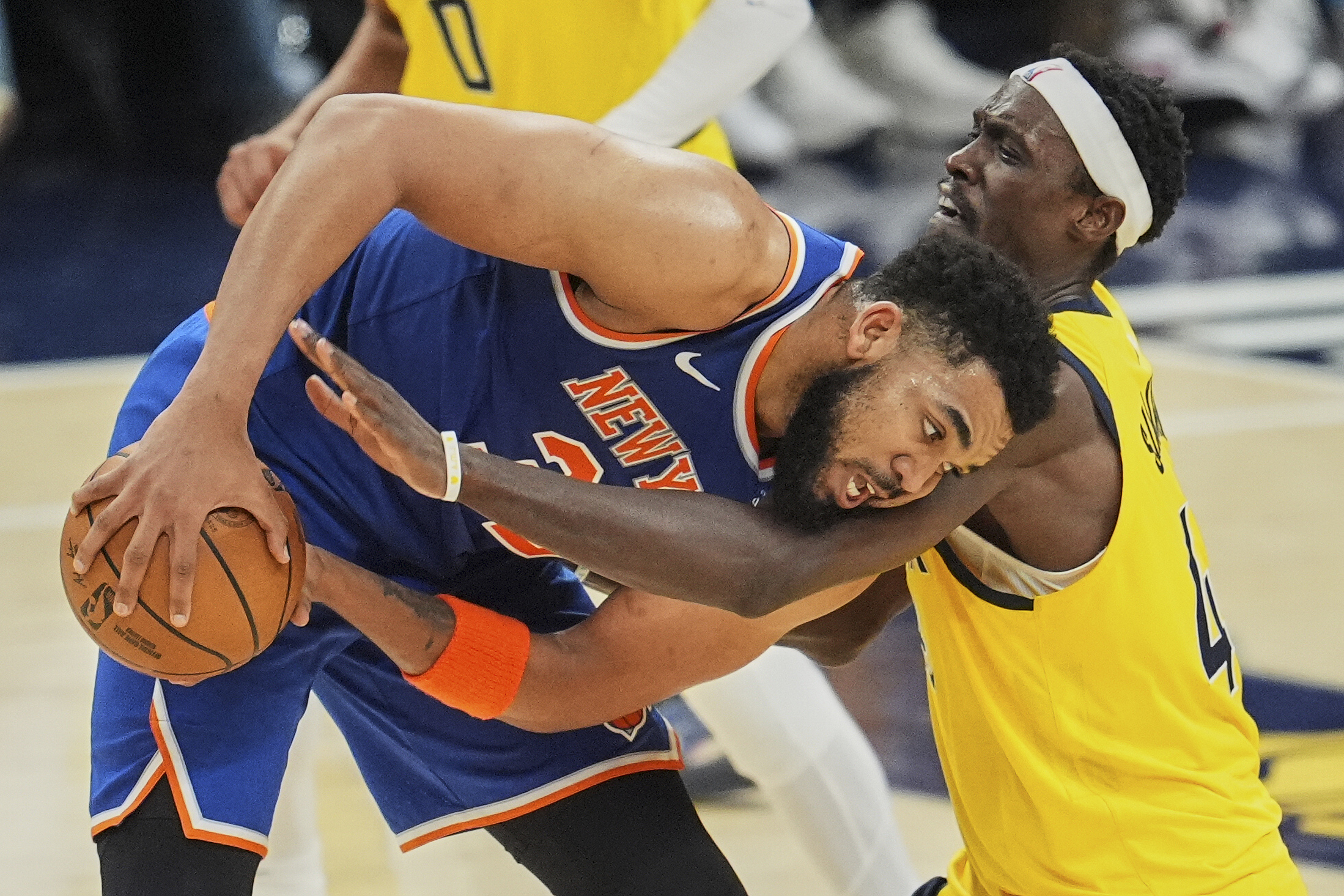 九游娱乐-唐斯连续四场拿下20+10，带伤作战展现顽强斗志