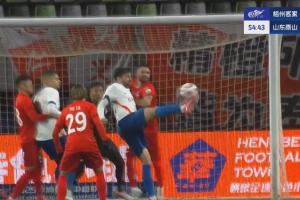 九游体育-伊布式进球！泽卡倚人勾射破门，泰山再扳一球2-3落后梅州