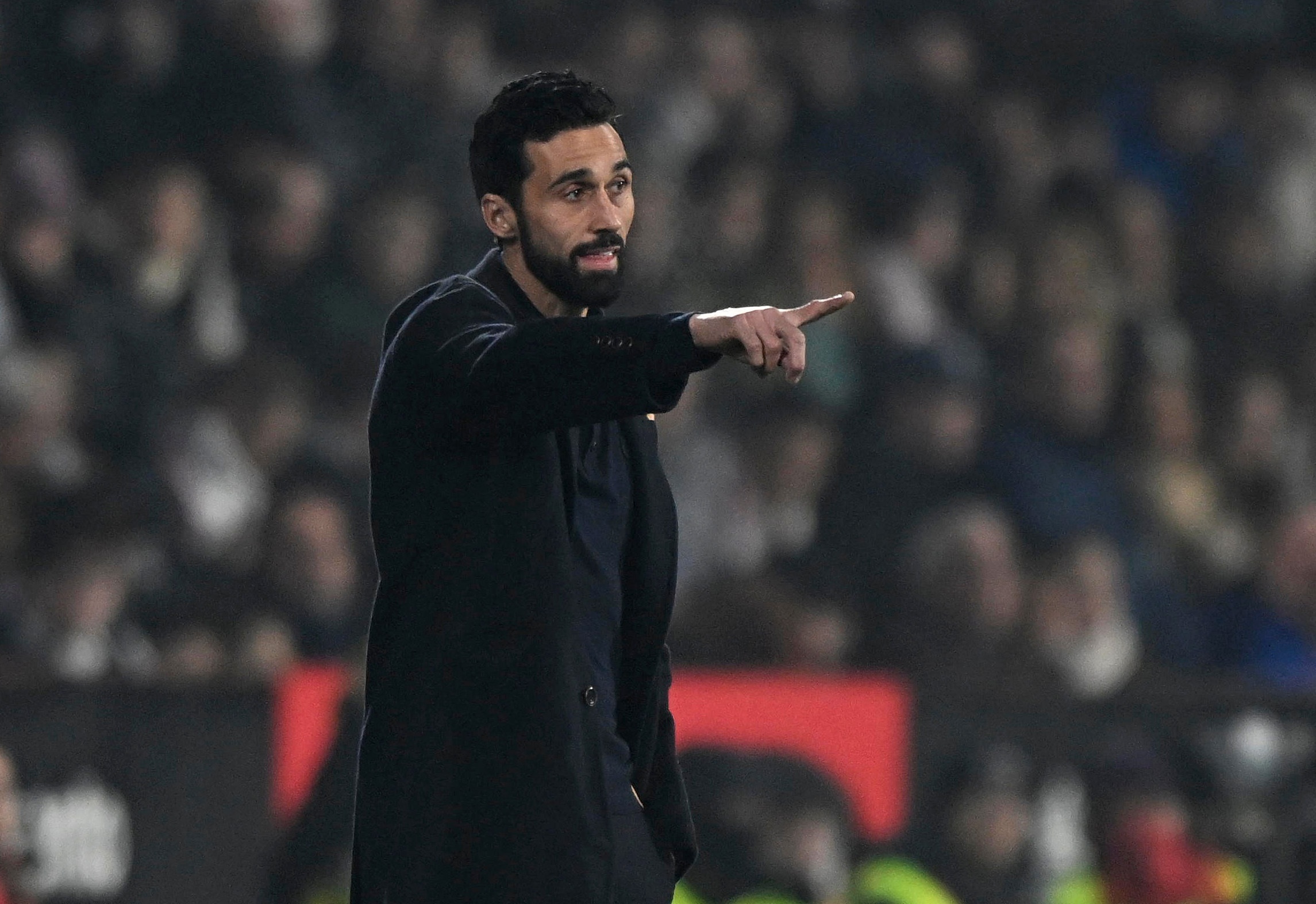 九游娱乐-西媒：阿韦洛亚在更衣室面临压力，一些球员认为他只是临时教练